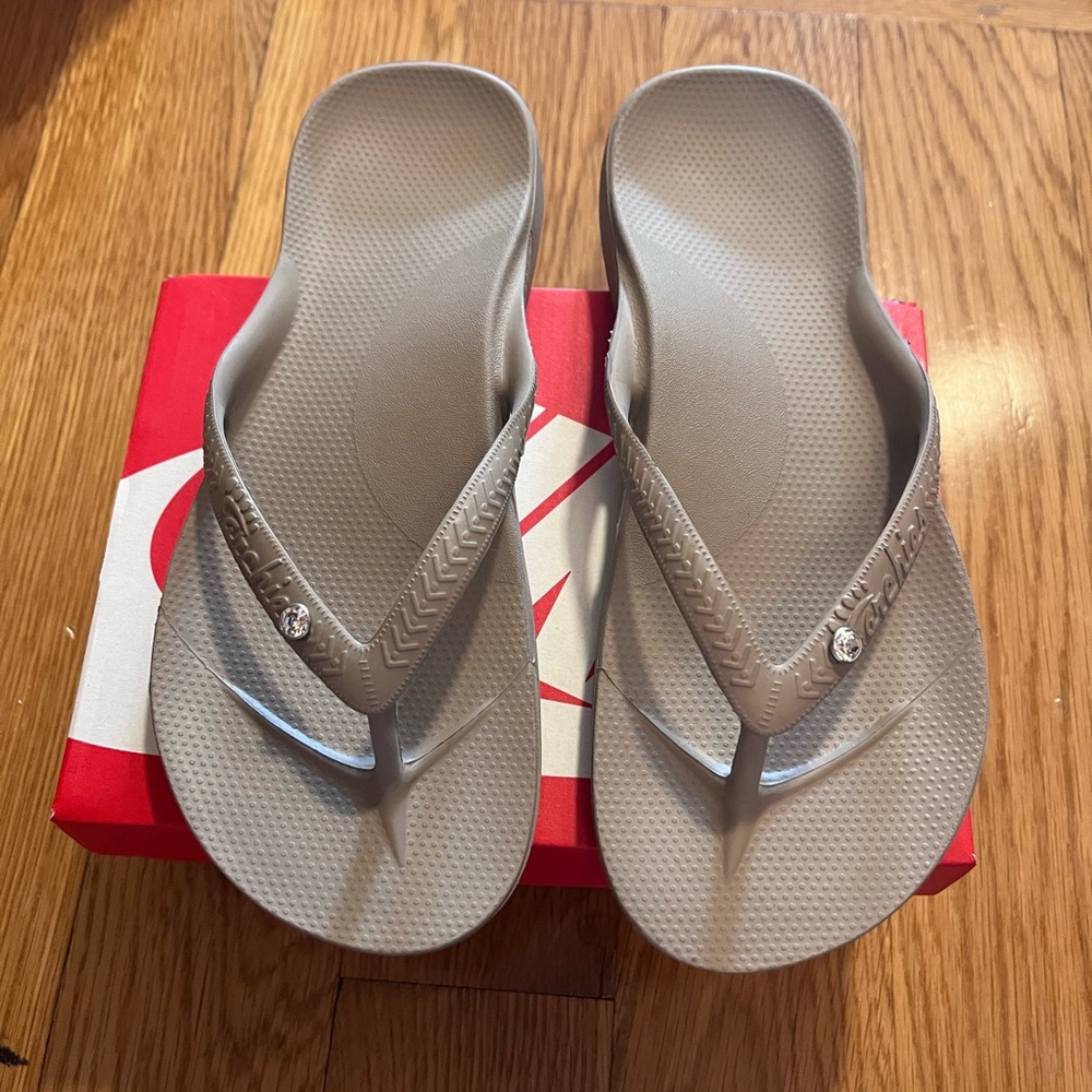 Archie’s Women's Gray Sandals